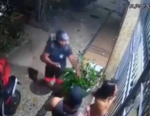 Assaltante se passa por entregador para cometer crimes contra pedestres no Rio de Janeiro -  (crédito: Reprodução/Câmera de segurança)