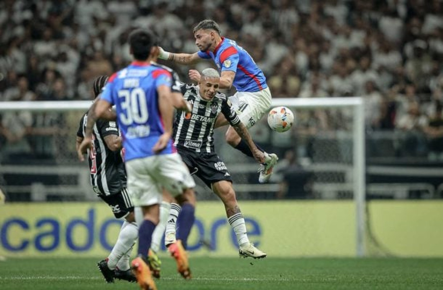 Atlético-MG x San Lorenzo é paralisado por gás de pimenta na torcida argentina