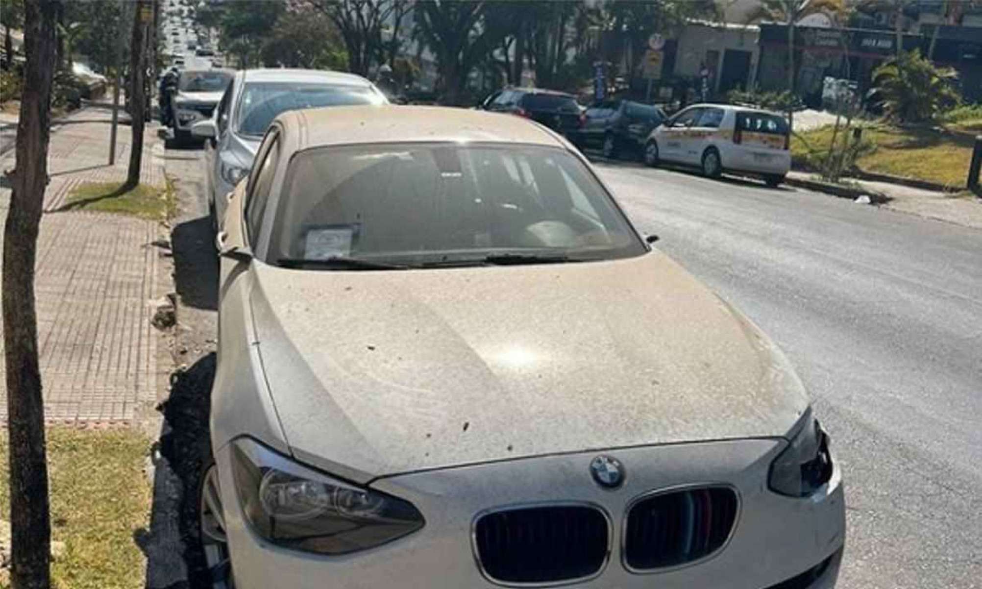 Veículo de luxo abandonado há duas semanas em avenida de BH atrai curiosos