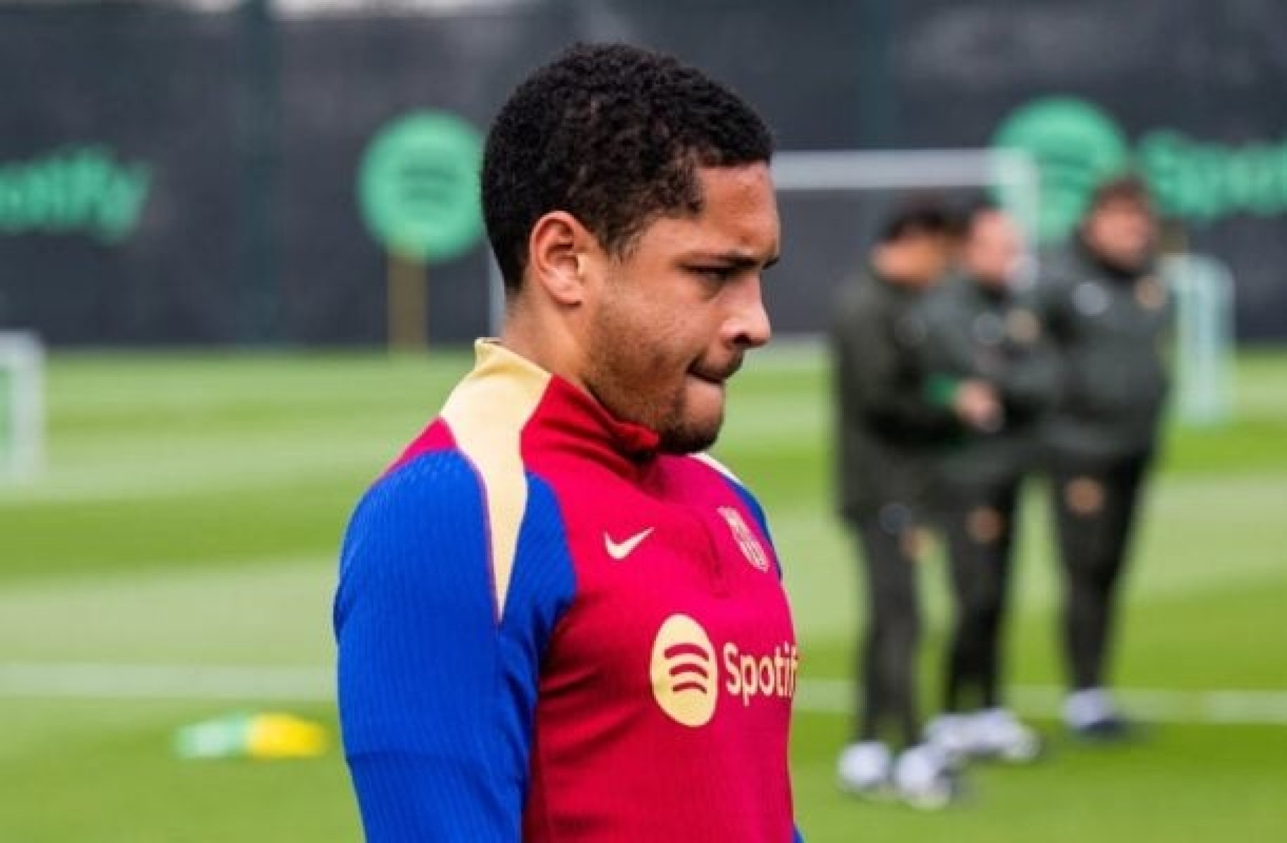 Betis acirra disputa e fica perto de empréstimo de Vitor Roque, do Barcelona