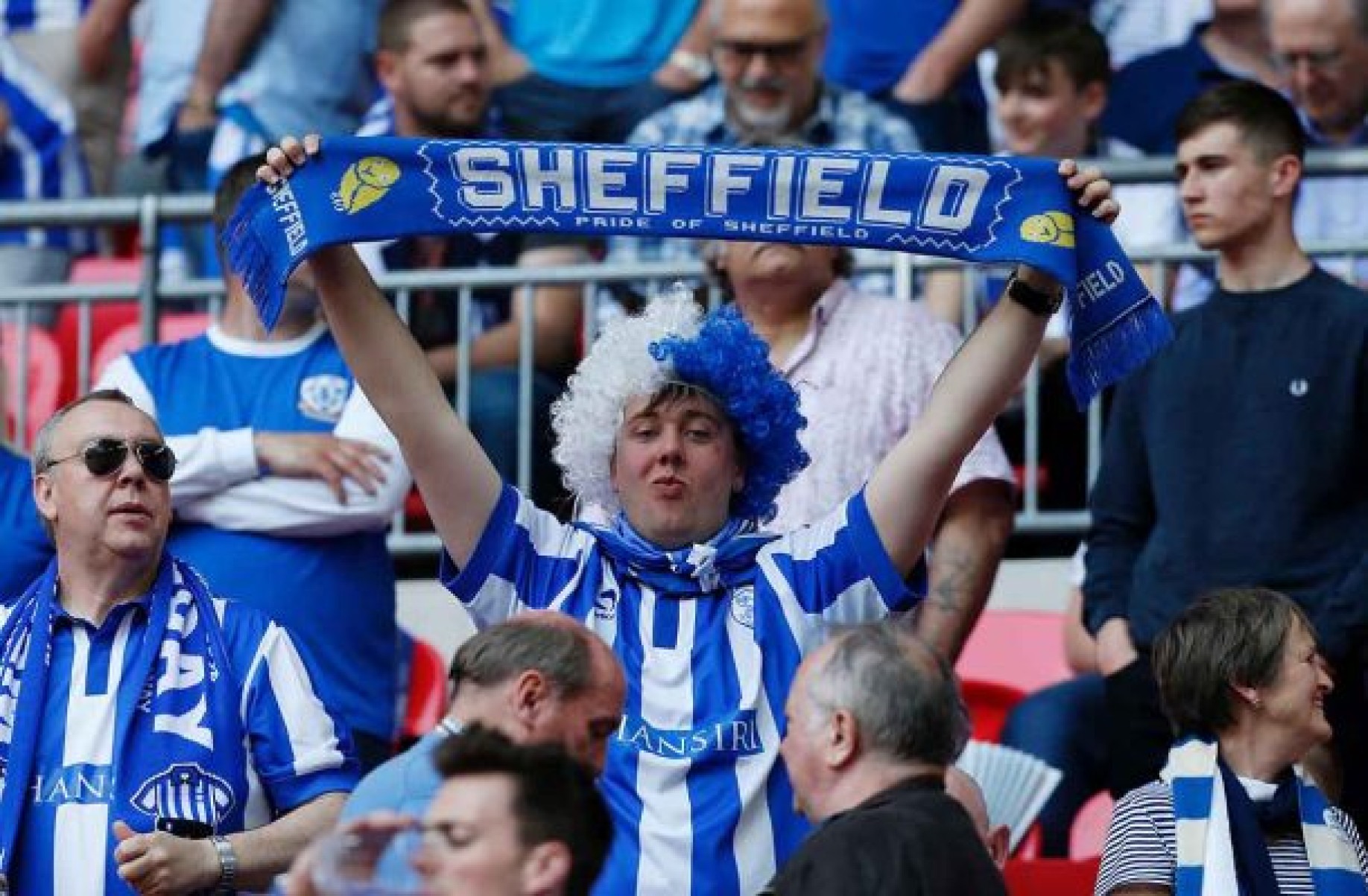 Imagina se a moda pega? Sheffield Wednesday proíbe blusa falsa