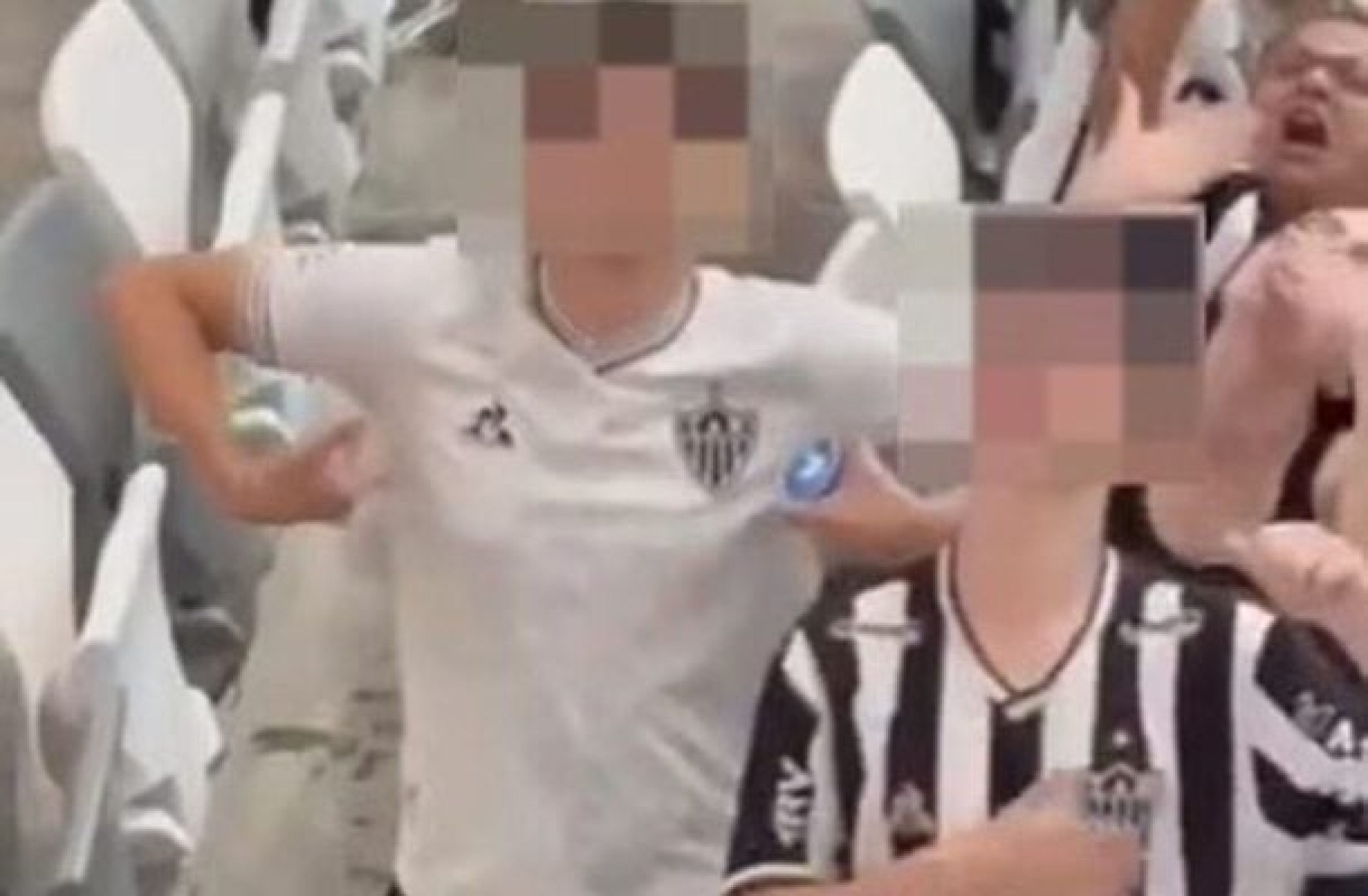 Torcedor do Atlético-MG faz gestos racistas contra San Lorenzo; clube busca autor