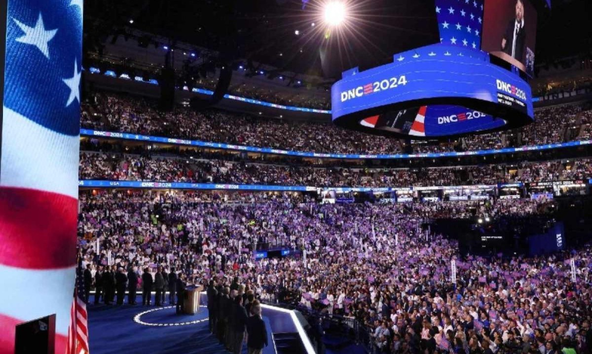 Democratas escalaram nomes para ressaltar sua carreira como procuradora atuando contra grandes empresas e criminosos sexuais na última noite da convenção do partido democrata -  (crédito: Win Mcnamee/Getty Images via AFP)