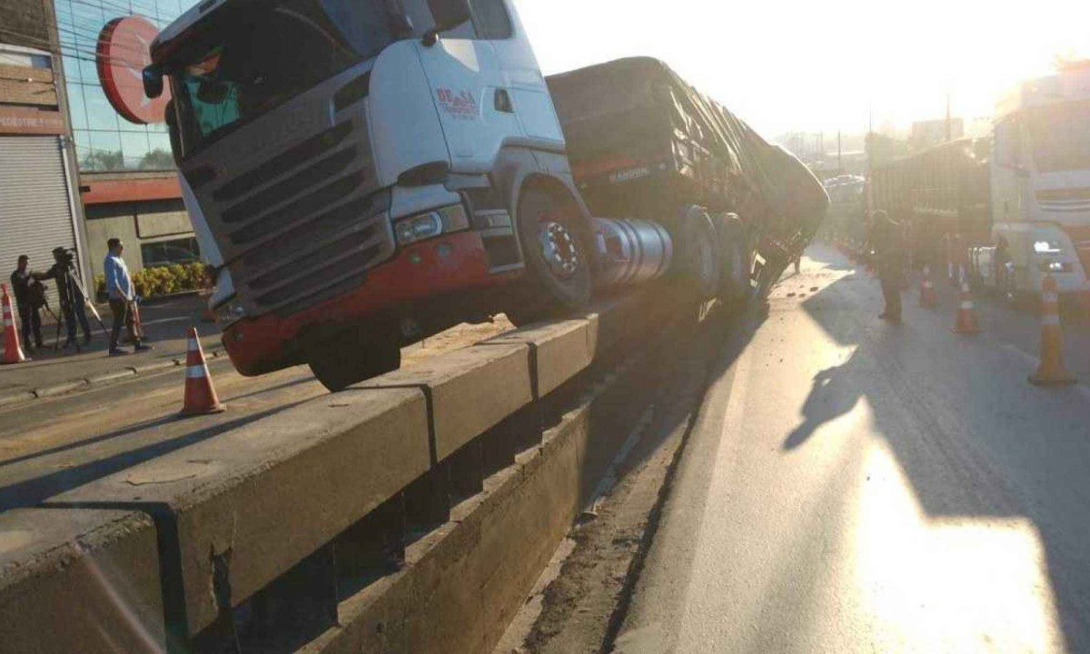 Carreta foi parar em cima de mureta de divisão da pista da Avenida Cardeal Eugênio Pacelli -  (crédito: TransCon/Divulgação)