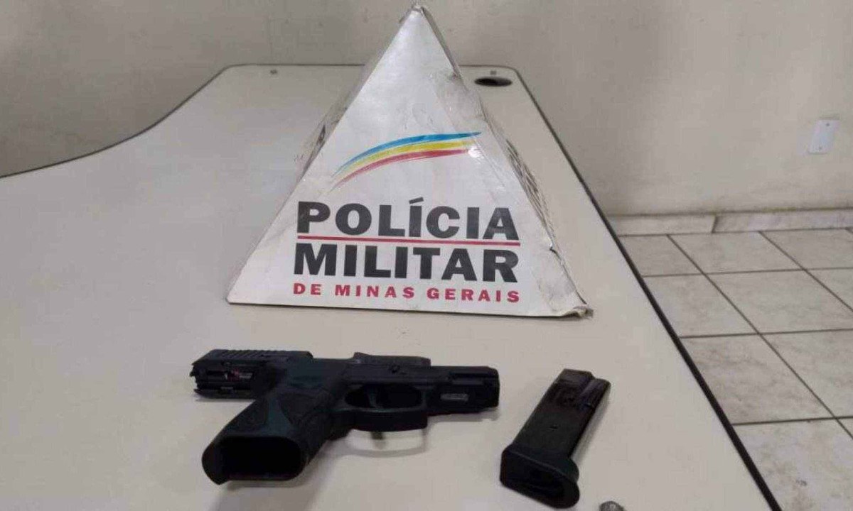 Arma e motocicleta usadas em homicídio foram apreendidas durante cerco e bloqueio na BR-262, em Betim -  (crédito: PMMG / Divulgação)