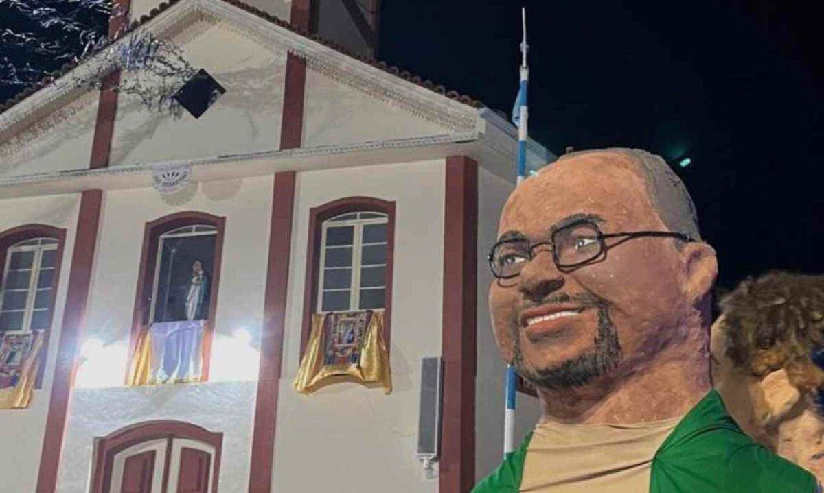 Bonecão do padre em frente à igreja fechada após o mastro -  (crédito: Arquivo pessoal)