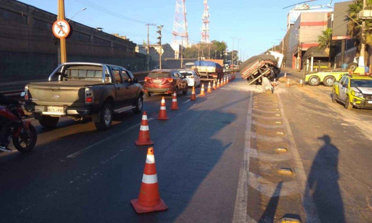 A marginal e a faixa da direita estão fechadas na Avenida Cardeal Eugênio Pacelli