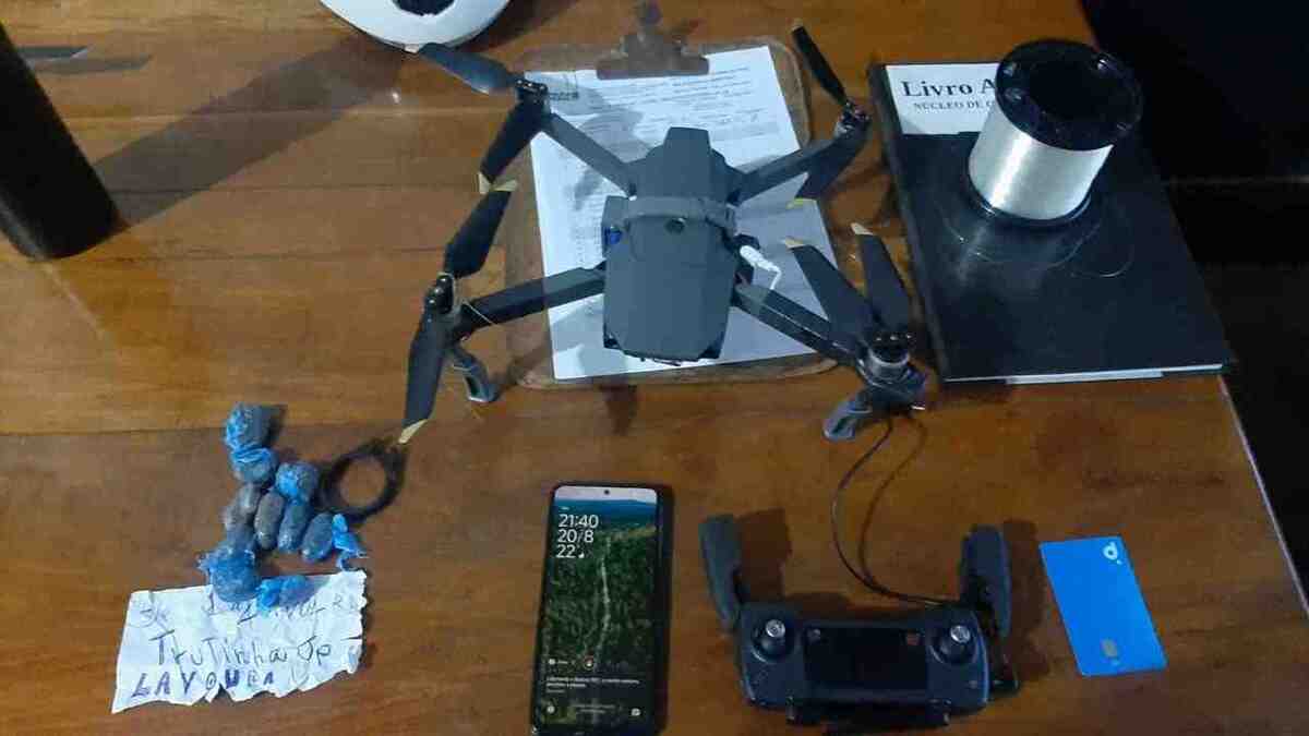 Drone tentava entregar 10 buchas de maconha, um celular e um cartão de crédito na Penitenciária José Maria Alkimim, em Ribeirão das Neves -  (crédito: Gpaer/Polícia Penal-MG)