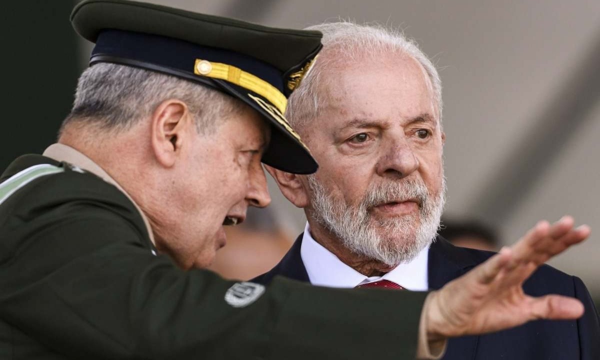 O comandante do Exército, general Tomás Paiva, e o presidente Lula na solenidade do Dia do Soldado: chefe do Executivo não discursou  -  (crédito: Marcelo Camargo/Agência Brasil )