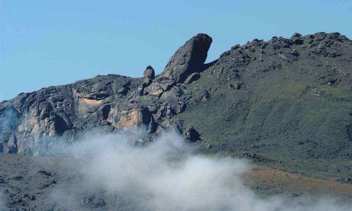 Uma das frentes do incêndio está atingindo a área do Pico Itacolomi -  (crédito:  Instituto Quadrilatero/Divulgacao)