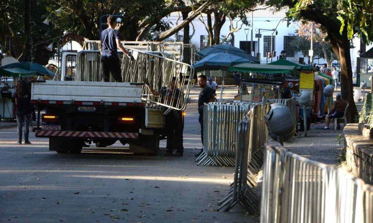 Montagem de estruturas e instalação de gradis no Parque Municipal para a Virada Cultural 2024 -  (crédito: Tulio Santos/EM/D.A.Press)