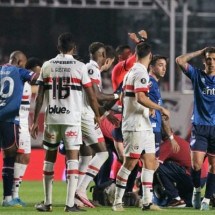 Juan Izquierdo, do Nacional, passou mal e precisou ser encaminhado para um hospital - Foto: Nelson Almeida / AFP via Getty Images -  (crédito: Foto: Nelson Almeida / AFP via Getty Images)