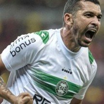 Bruno Melo comemora seu gol, que definiu a vitória do Coritiba sobre o Sport -  (crédito: Foto: Divulgação/Coritiba)