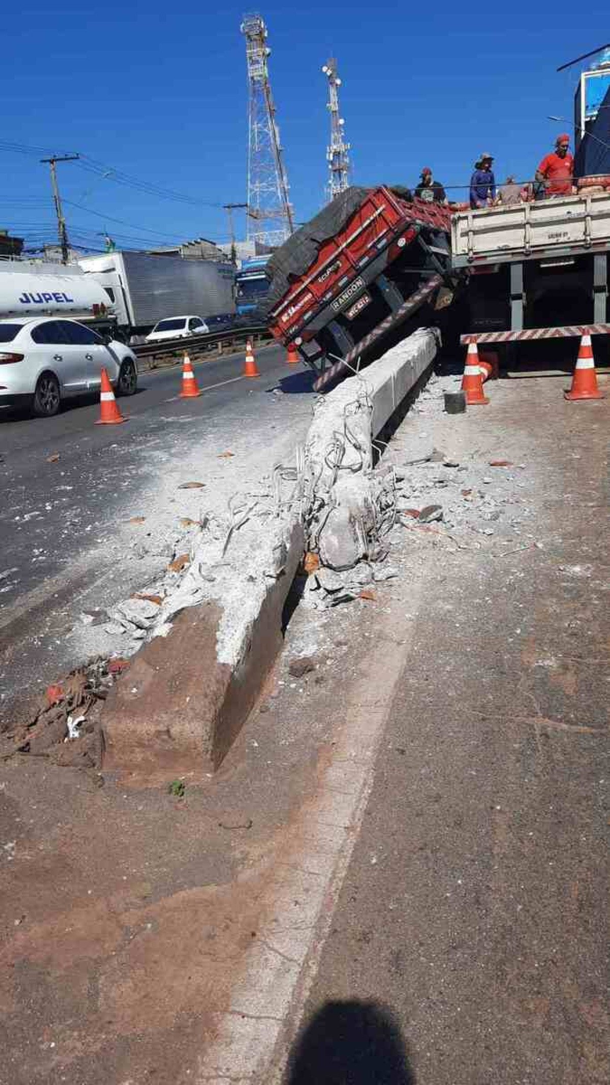 Caminhão segue ocupando um faixa da Avenida Cardeal Eugênio Pacelli