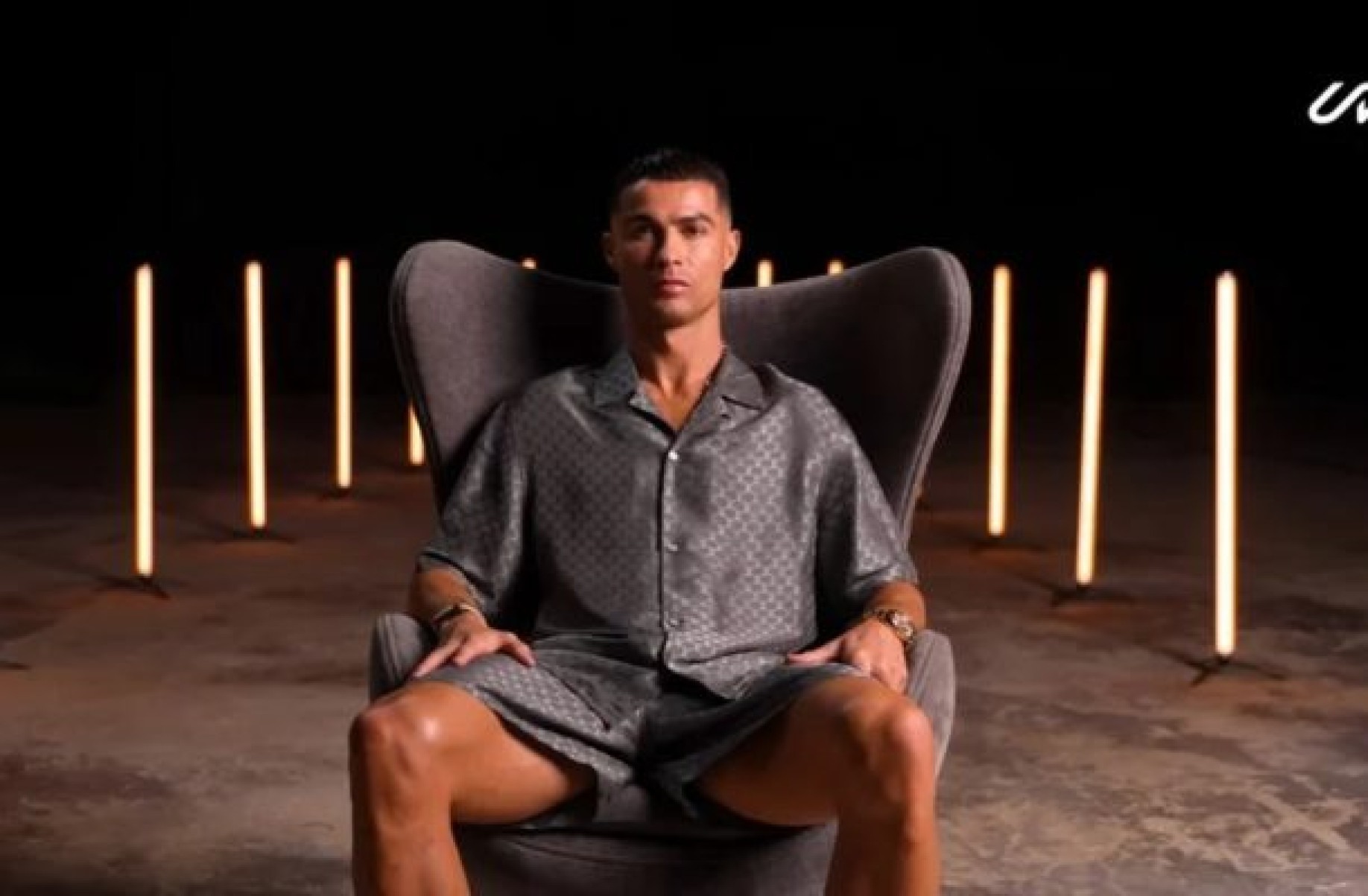 Vídeo: Cristiano Ronaldo é premiado por recorde no Youtube e vibra ao lado dos filhos