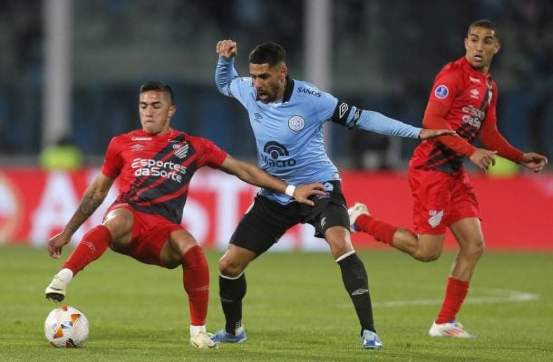 Athletico vence Belgrano com um a menos e vai às quartas da Sul-Americana