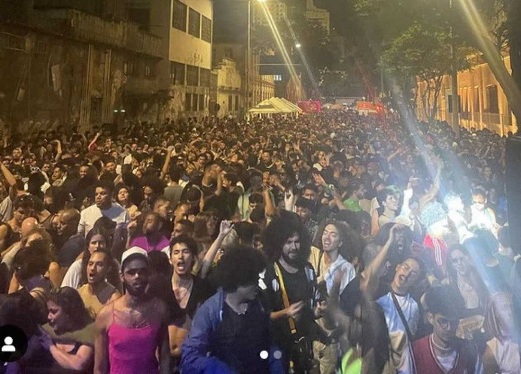 Multidão dança na rua em festa promovida pela Virada Cultural de BH