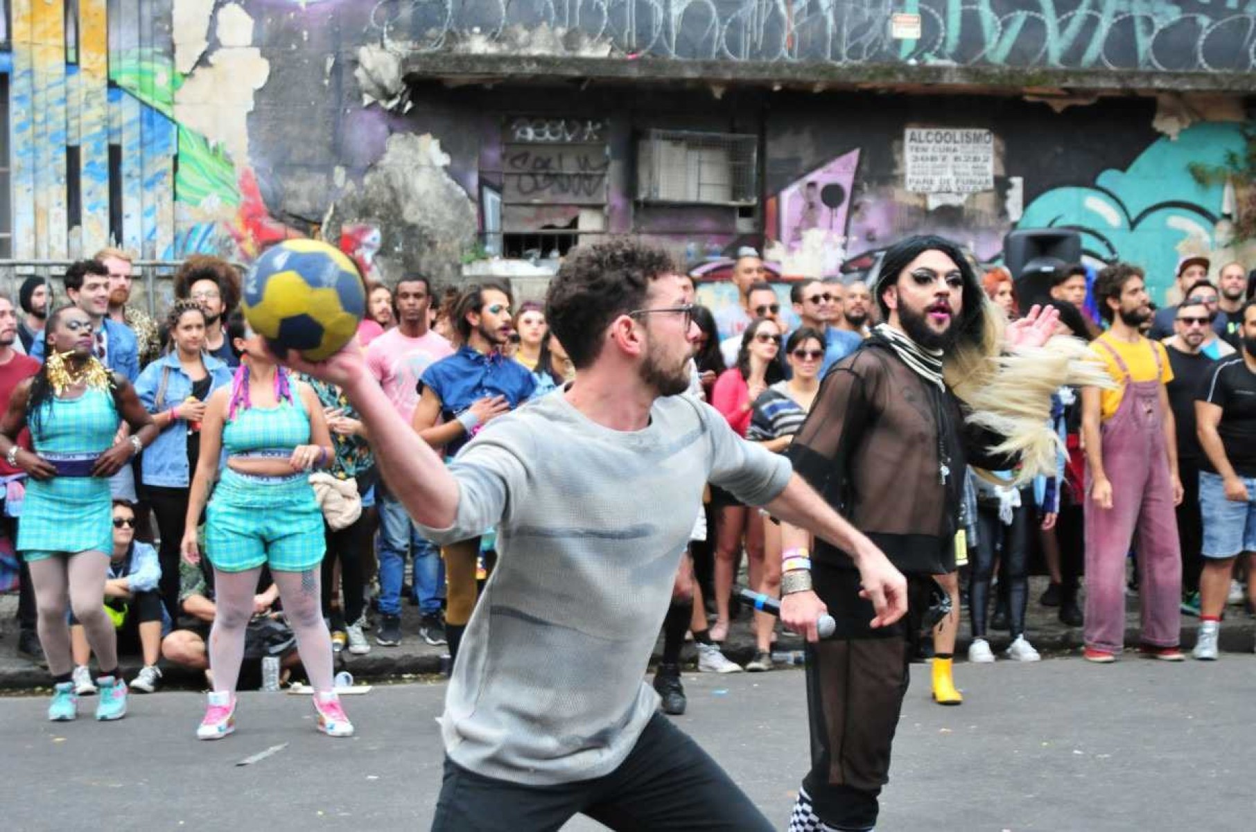 Homem lança bola durante o jogo Gaymada, no centro de BH