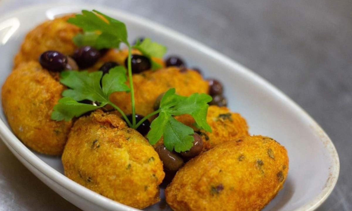 Bolinho de bacalhau não poderia faltar em menu que leva para Tiradentes ícones da cozinha portuguesa