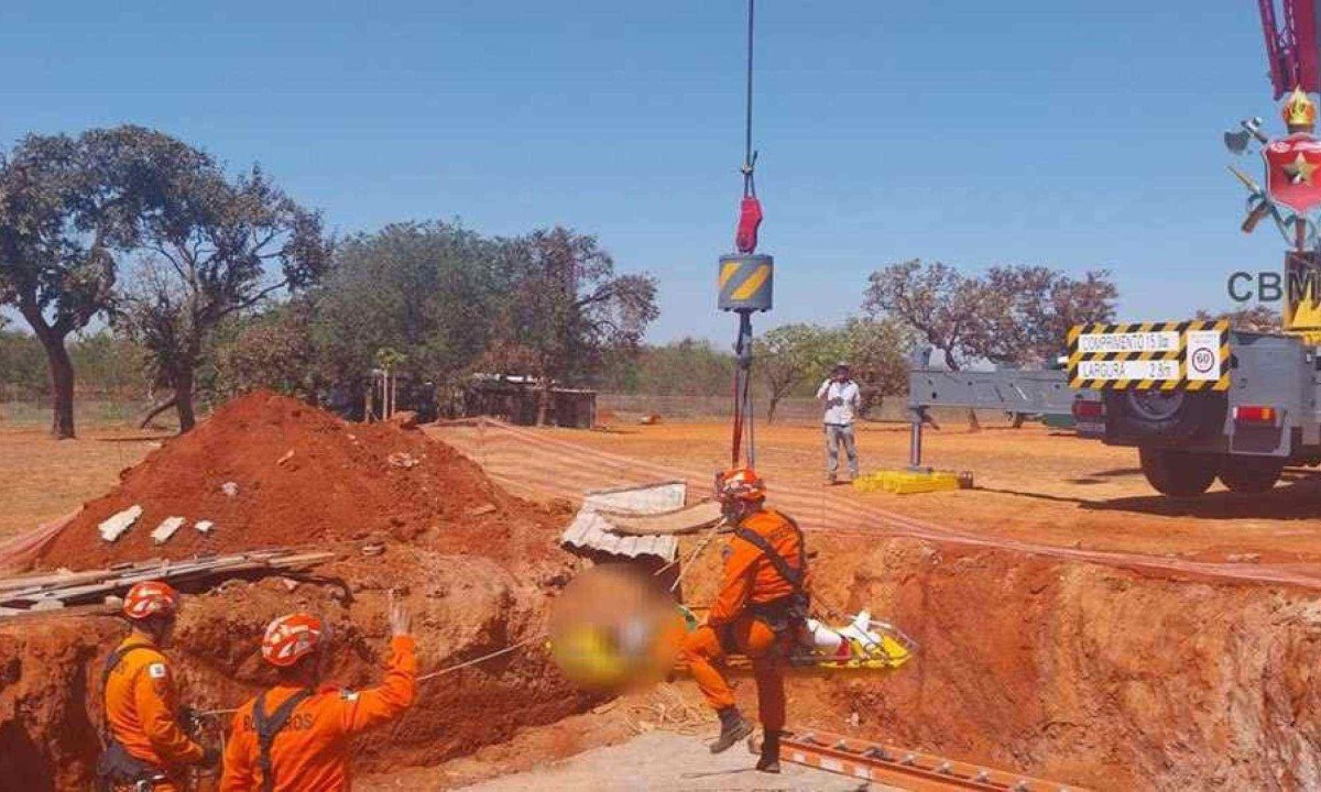 O Corpo de Bombeiros do Distrito Federal resgatou, nesta sexta-feira (23/8), um trabalhador de 61 anos que caiu em um buraco de aproximadamente 5 metros -  (crédito: Divulgação/Corpo de Bombeiros do DF)