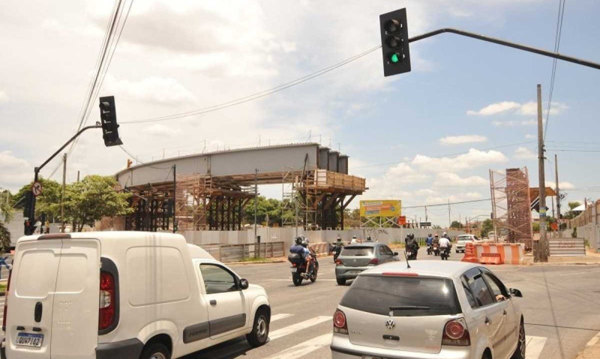  Obras de construção de viaduto o encontro entre as avenidas Cristiano Machado e Waldomiro Lobo, no Bairro Guarani, em Belo Horizonte
       -  (crédito: Gladyston Rodrigues / EM / D.A Press)