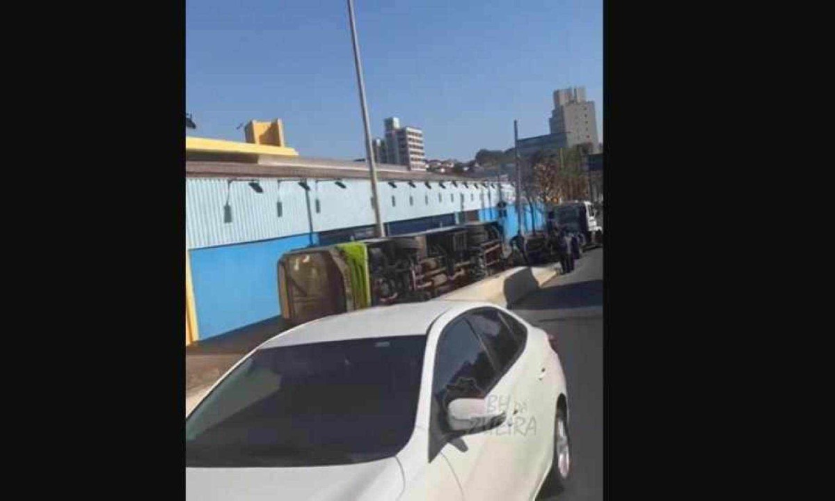 Ônibus tombou próximo ao Viaduto José de Alencar, na Pampulha, em BH -  (crédito: Redes Sociais/Reprodução)