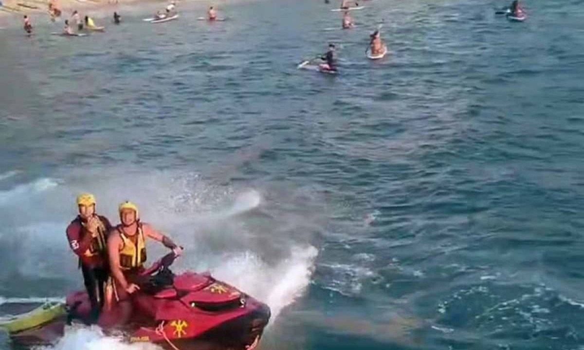 O Corpo de Bombeiros do Rio de Janeiro resgatou, nesta sexta-feira (23/8), ao menos 100 pessoas que praticavam standup paddle  -  (crédito: Reprodução/TV Globo)