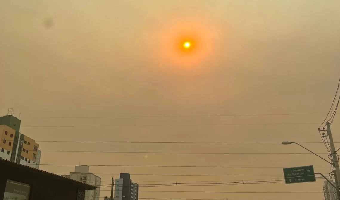 Coloração em toda capital paulista e Região Metropolitana seria reflexo da fumaça vinda de queimadas -  (crédito: Reprodução/Redes sociais)