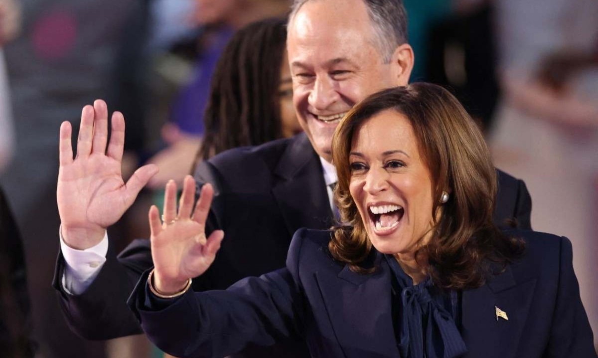 Kamala Harris e o marido Douglas Emhoff  -  (crédito: CHARLY TRIBALLEAU / AFP)