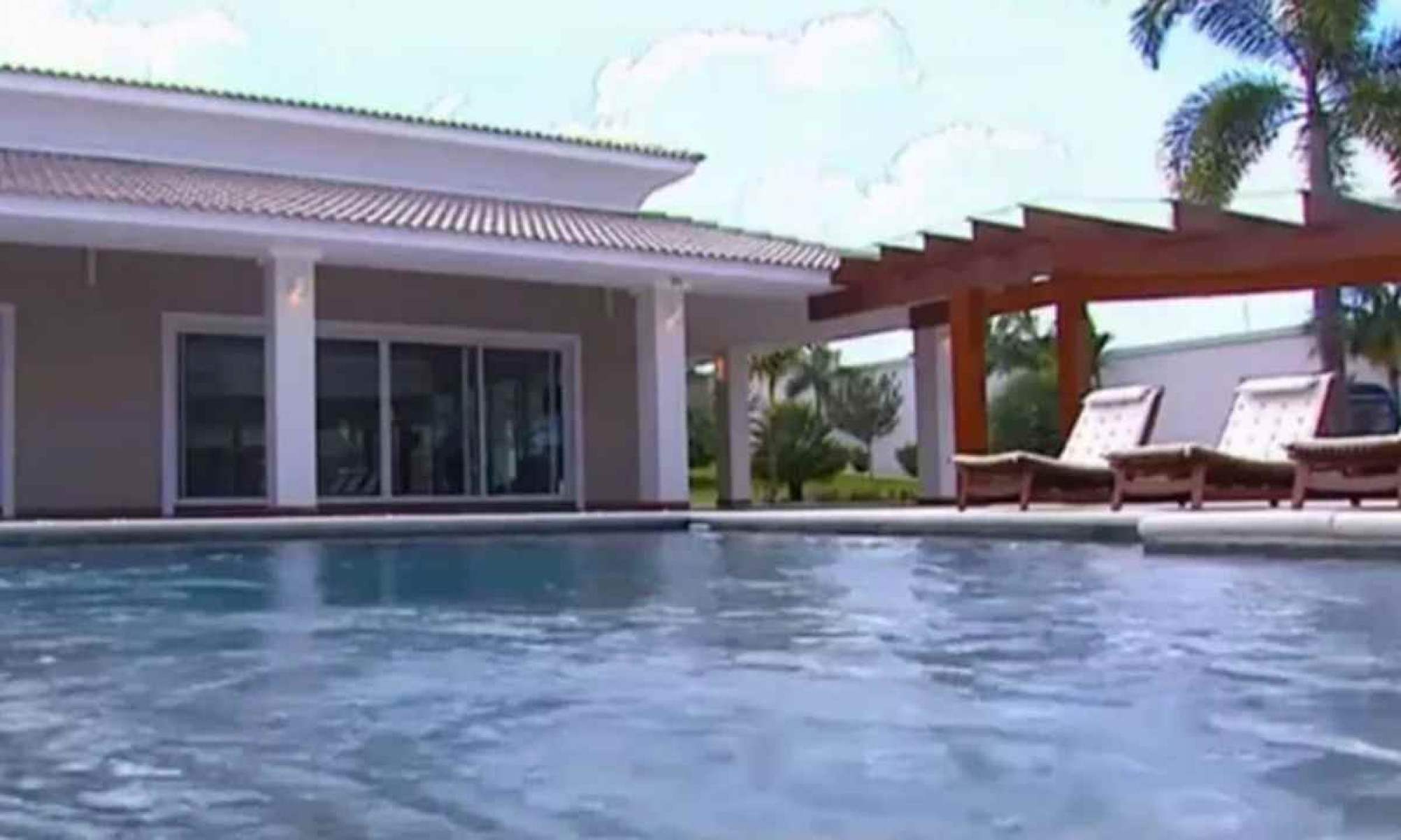 A ampla piscina é perfeita para os dias quentes, proporcionando diversão e refresco