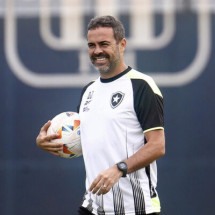 Artur Jorge no comando do treino do Botafogo  -  (crédito: Foto: Vitor Silva/Botafogo)