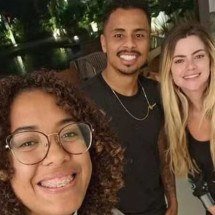 Allan Souza, do Flamengo, com a mulher Jordana e Cacau, especialista em crespos e cacheados -  (crédito: Foto: reprodução/ instagram)