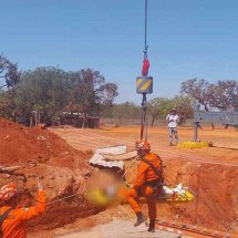 Trabalhador cai em buraco de 5 metros e precisa ser resgatado por guindaste - Divulgação/Corpo de Bombeiros do DF