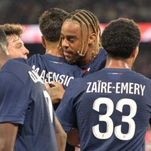 Jogadores comemoram o gol marcado por Marco Asensio  -  (crédito: Foto: Bertrand Guay/AFP via Getty Images)