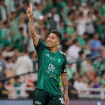 Firmino começou a Liga Saudita com o pé direito -  (crédito: Foto: Divulgação / Al Ahli)