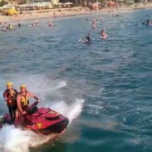 Vídeo: vendaval arrasta banhistas na praia de Copacabana; 100 são atendidos - Reprodu&ccedil;&atilde;o/TV Globo