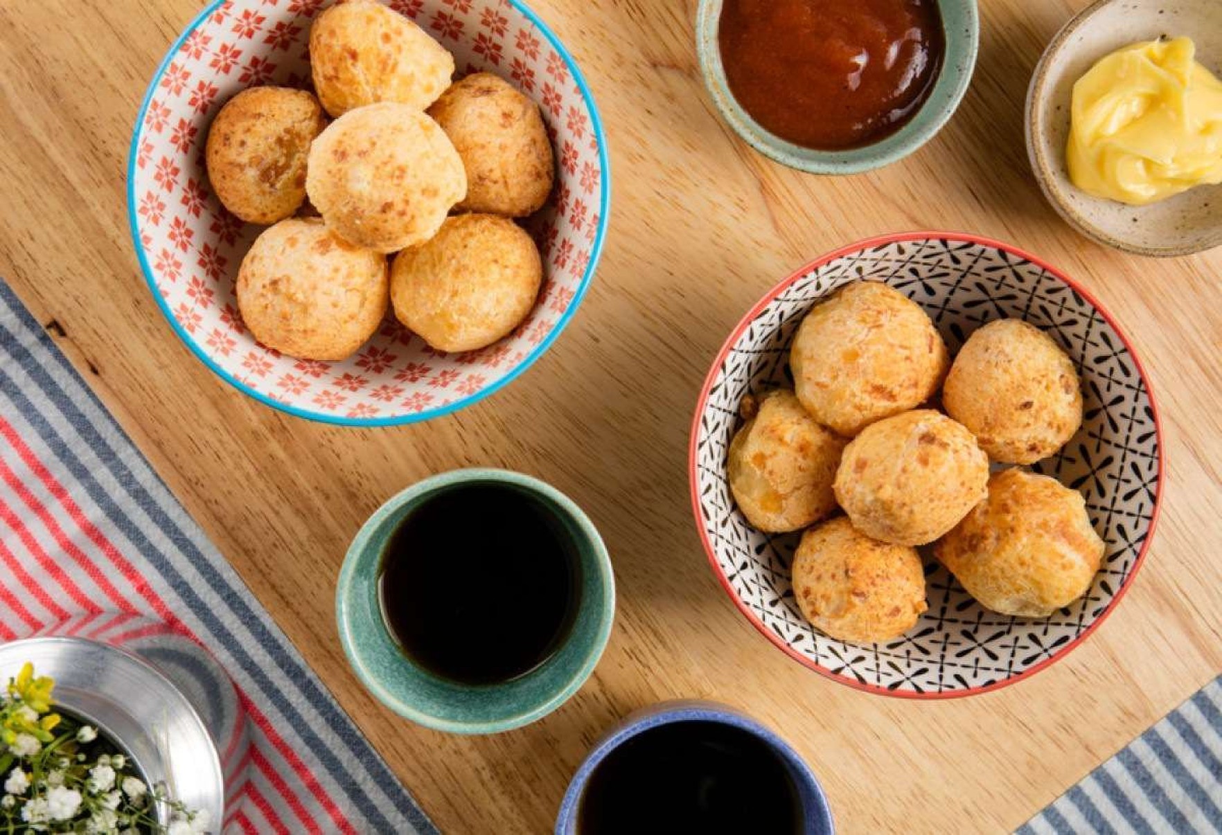 Não sabe o que fazer com pão de queijo dormido? Aprenda 3 receitas