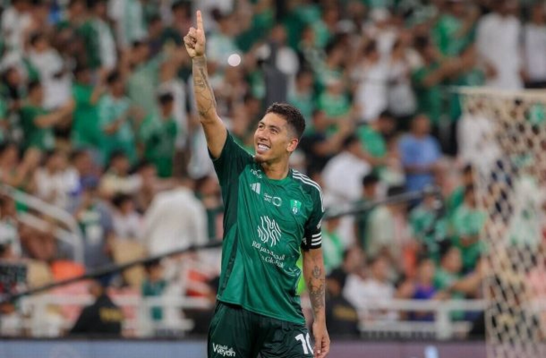 Com gol de peito, Firmino marca e Al-Ahli vence na abertura da Liga Saudita