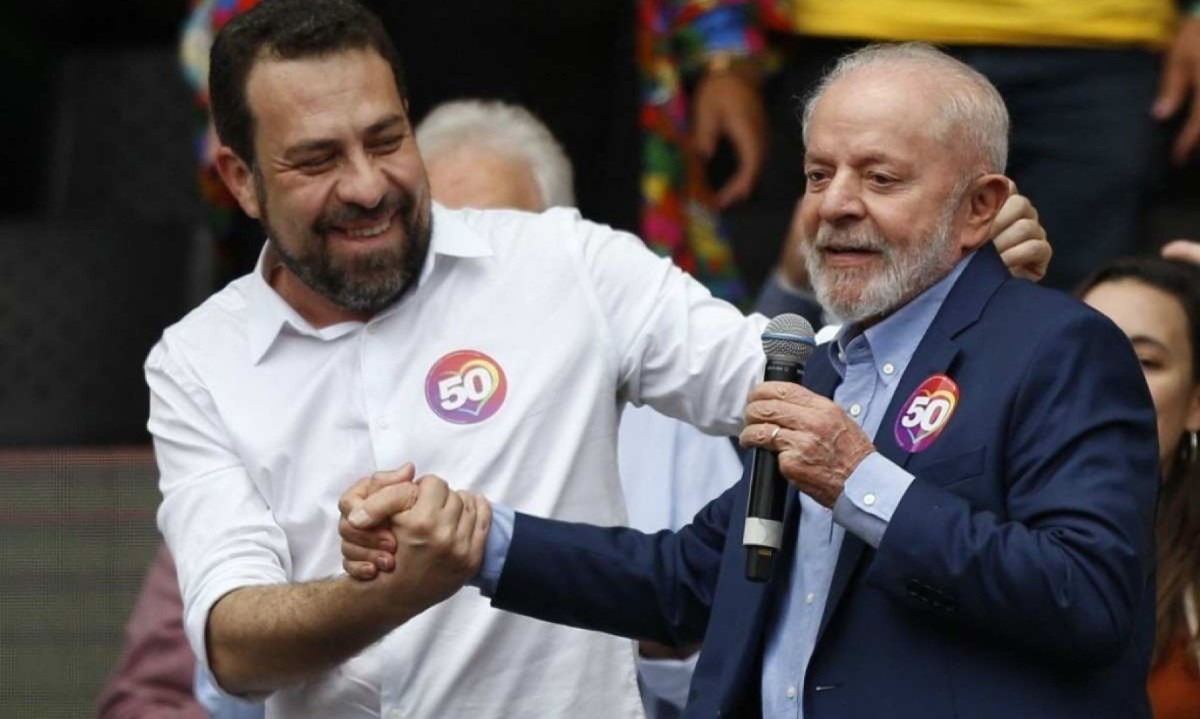 O presidente Luiz Inácio Lula da Silva fala durante um comício em apoio ao candidato a prefeito de São Paulo, Guilherme Boulos. -  (crédito: Miguel SCHINCARIOL / AFP)