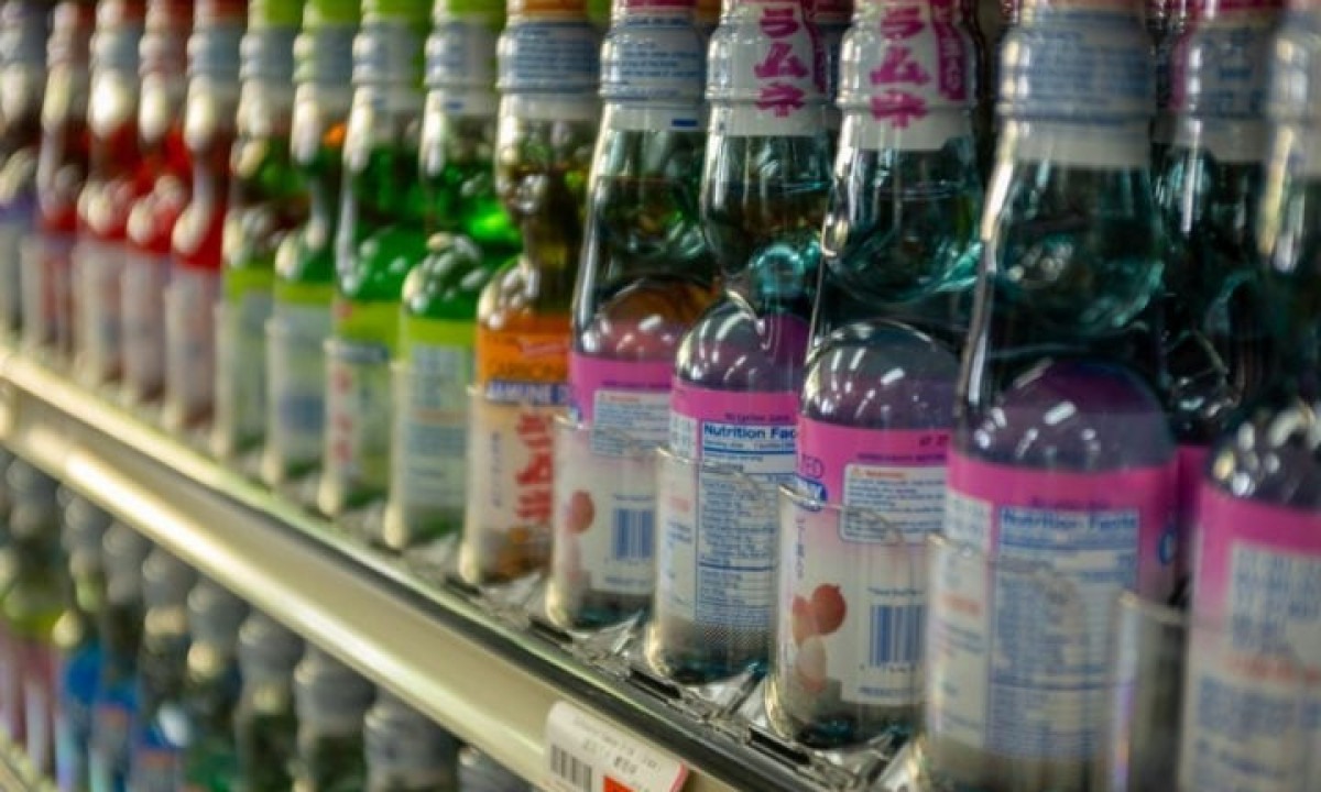 Ramune: Refrigerante japonês com sabor cítrico. Uma bebida refrescante e popular no Japão. -  (crédito: Joshua Olsen Unsplash)