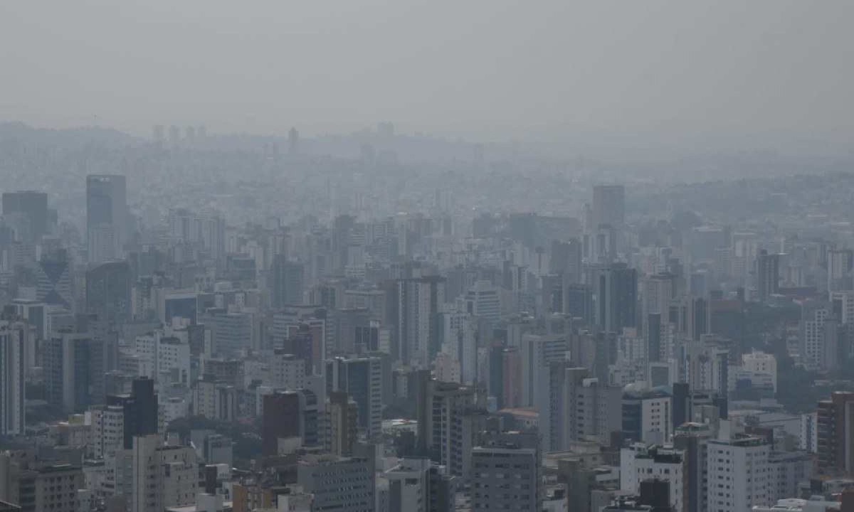 Meteorologia explica que névoa seca foi intensificada pela presença de uma extensa massa de ar seco continental e registros de queimadas em áreas de vegetação  -  (crédito: Gladyston Rodrigues / EM / D.A Press)