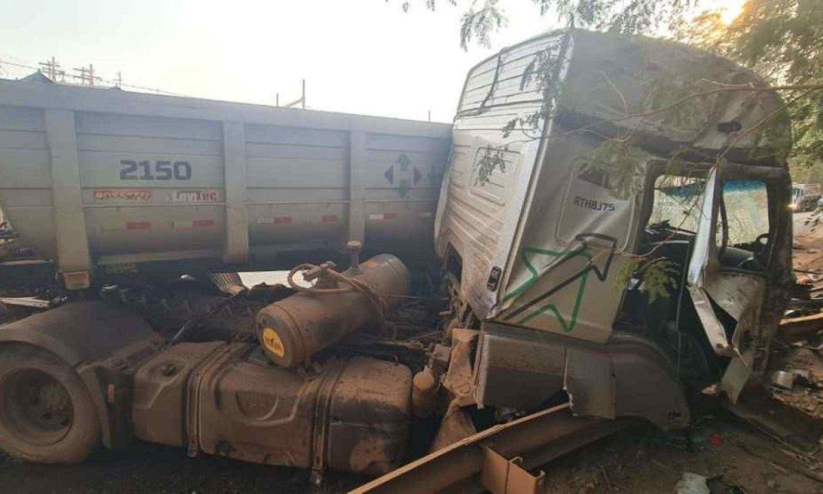 Carro bateu contra uma Mercedes-Benz 2536 trafegando no sentido contrário