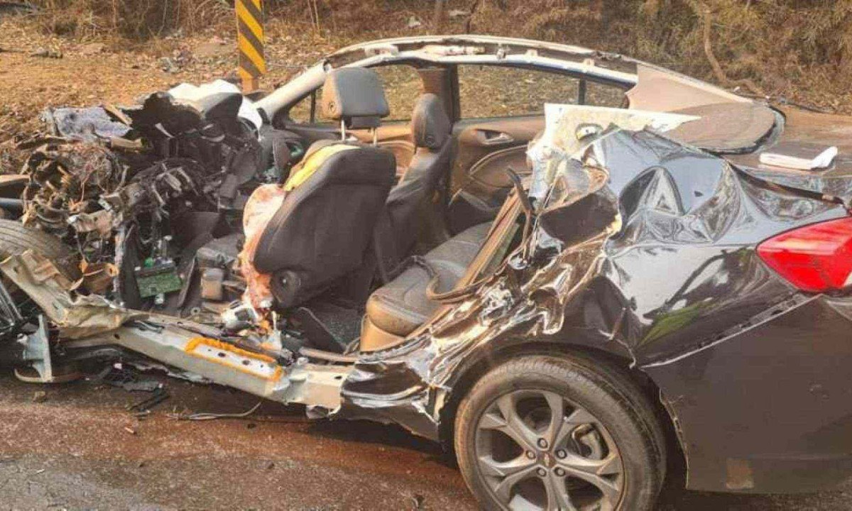 Com o forte impacto da batida, o motorista do carro morreu na hora -  (crédito: Corpo de Bombeiros)