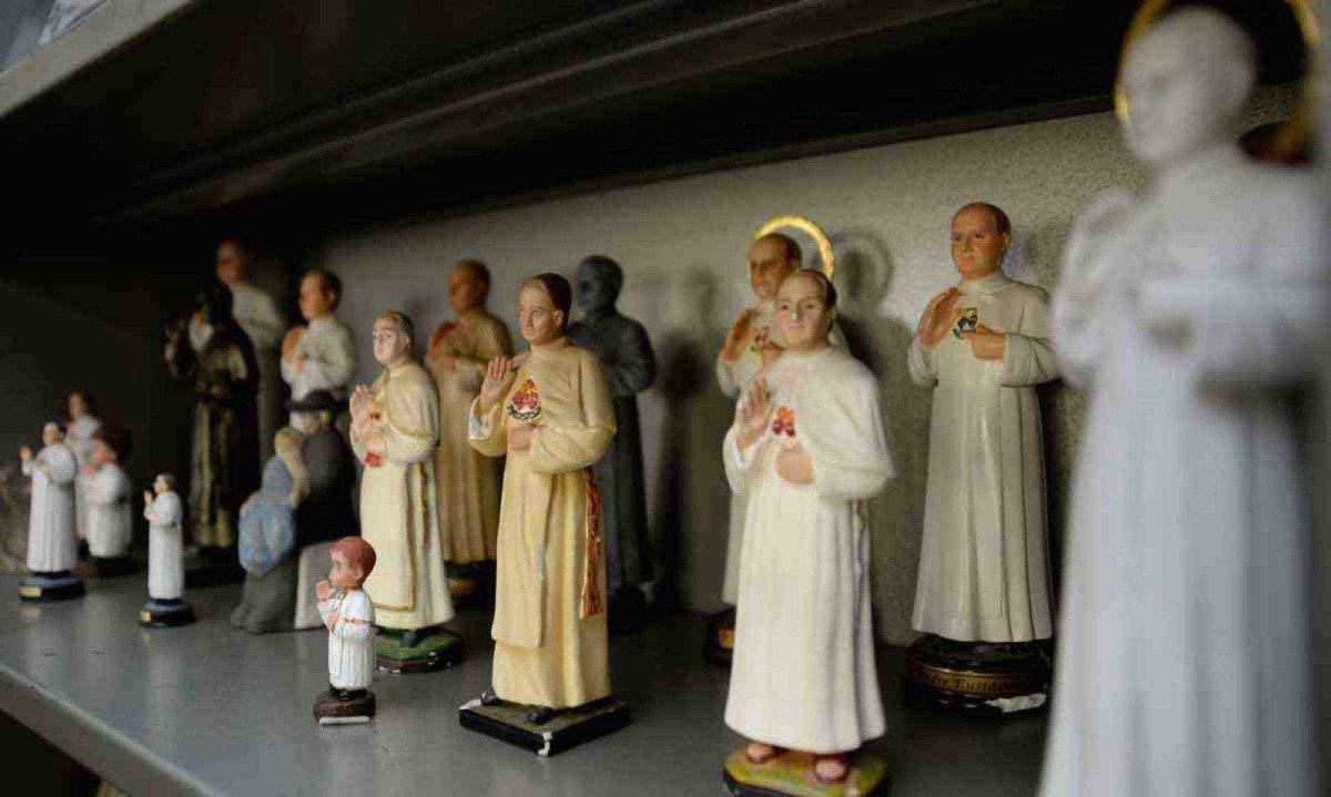 Na igreja Padre Eustáquio, no bairro que leva o mesmo nome, em Belo Horizonte, há dezenas de imagens, livros e publicações que integram o acervo do beato no Brasil

 -  (crédito: Túlio Santos/em/d.a press)