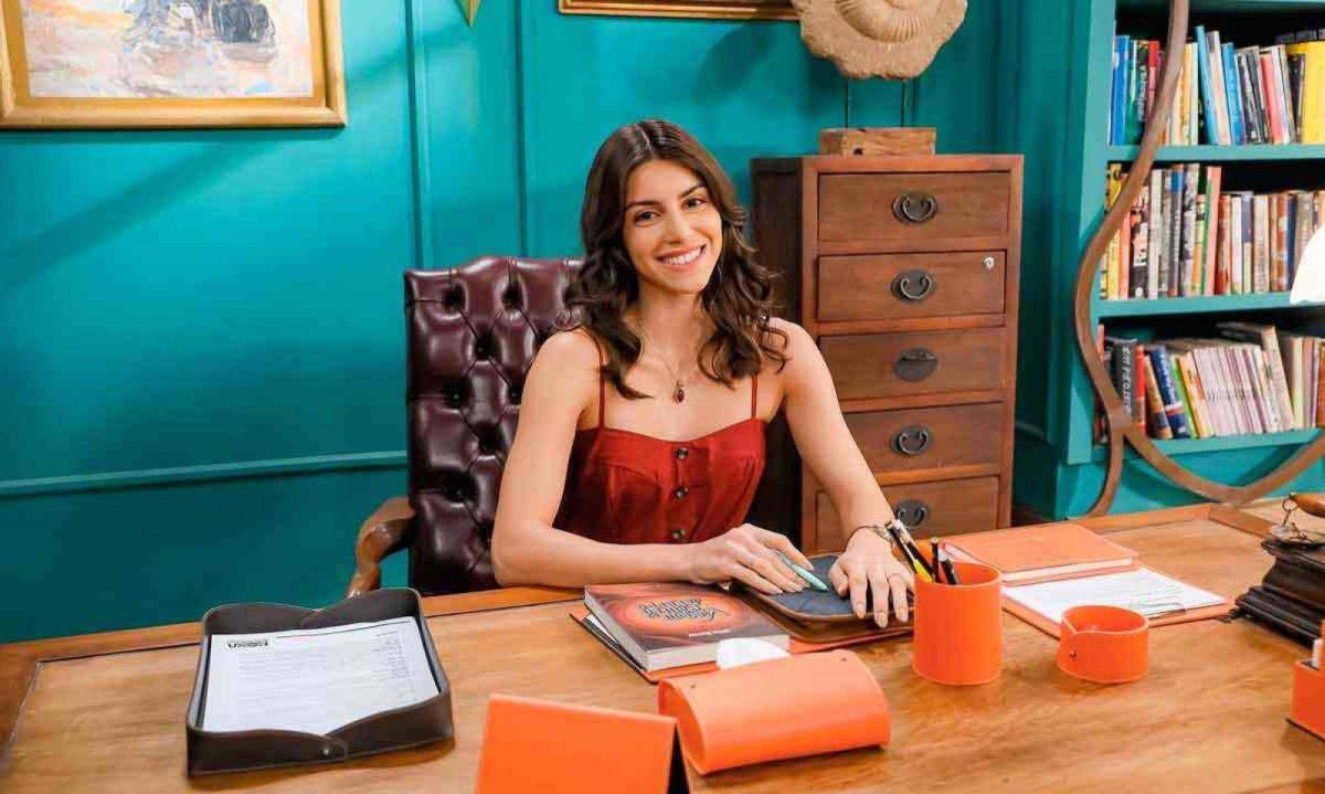 Aos 26 anos, Isabela Souza, sucesso também no Disney Channel, interpreta a professora Pilar, uma das estrelas da nova novela do SBT/Alterosa -  (crédito: Lourival Ribeiro/SBT)