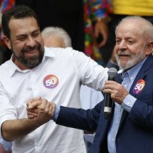 Lula vai a comício de Boulos e alfineta coach: 'Raposa no galinheiro' - Miguel SCHINCARIOL / AFP