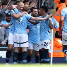 Haaland é celebrado após o gol de pênalti. Savinho (26, à direita), que sogfreu a penalidade entra na festa -  (crédito: Foto: Oli Scarff AFP)