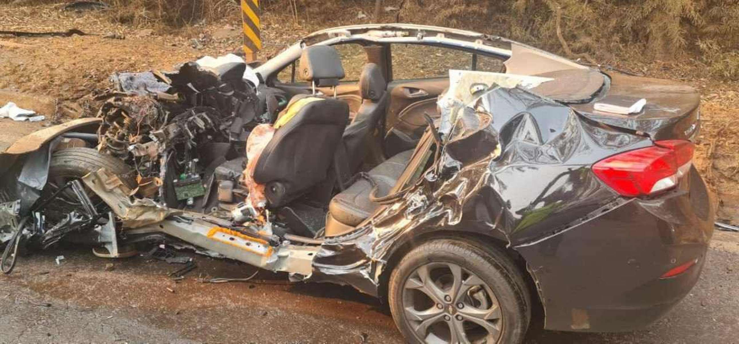 Motorista de carro morre ao bater de frente com carreta na BR-040