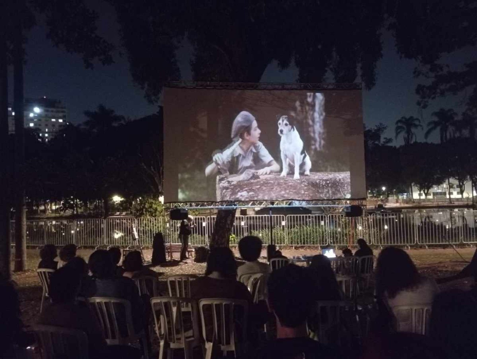 Filme "O menino no espelho", de Guilherme Fiúza, exibido ao ar livre no Parque Municipal de BH