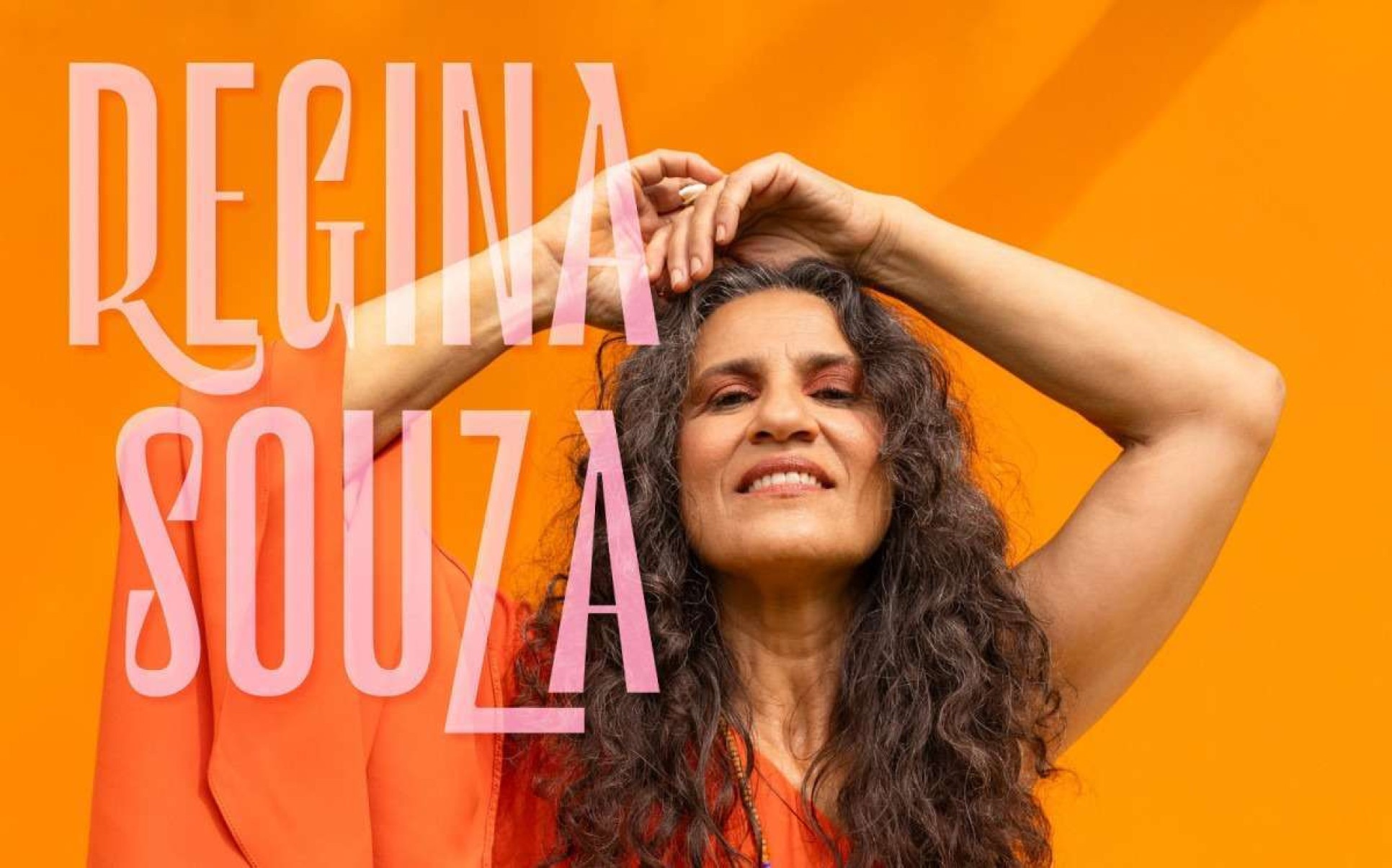 Regina Souza com as m]aos na cabeça na capa do disco Sou